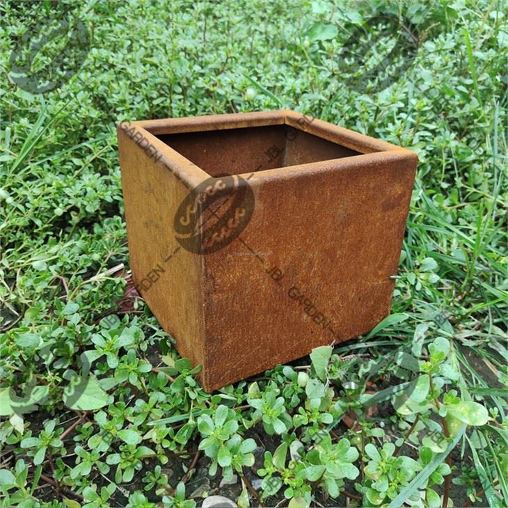 קופסאות אדניות פרחים ממתכת