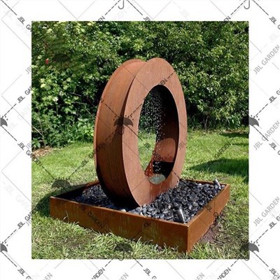 מזרקת מים דקורטיבית בעיצוב חינם